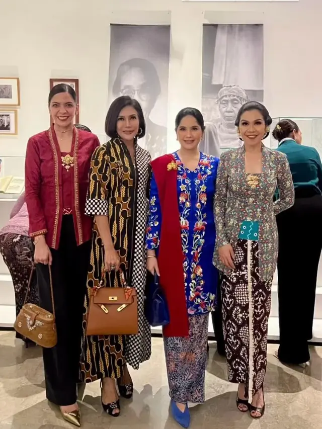 Potret Annisa Pohan Tampil Anggun Berkebaya Encim Biru saat Perayaan Hari Kartini 2025