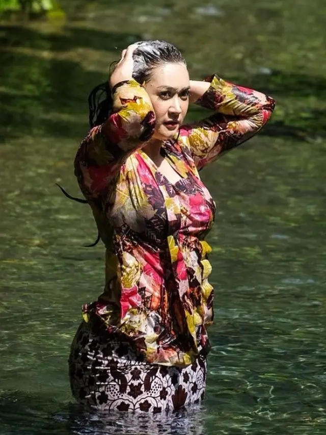 Nafa Urbach kenakan kebaya (Instagram/nafaurbach)