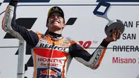 Pembalap Repsol Honda Marc Marquez merayakan kemenangan MotoGP San Marino di Sirkuit Misano, Minggu (15/9/2019). (AP Photo/Antonio Calanni)