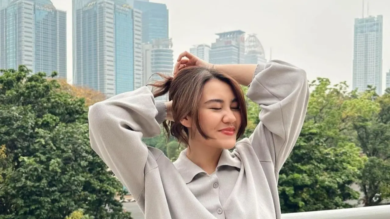 Potret Aaliyah Massaid Sambil Pegang Kamera