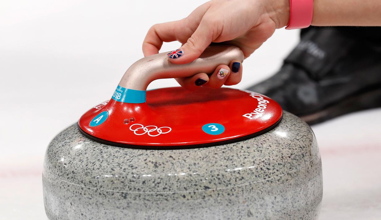 foto kuku cantik para atlet curling di