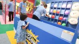 Seorang anak memilih salah satu jenis permainan di salah satu wahana hIPlay Playground di Lippo Mall Puri, Jakarta. Kehadiran wahana interaktif tersebut menjadi bagian dari pengenalan sejumlah karakter dan cerita kekayaan intelektual (IP) lokal Indonesia kepada masyarakat. (KLY/Budy Santoso)