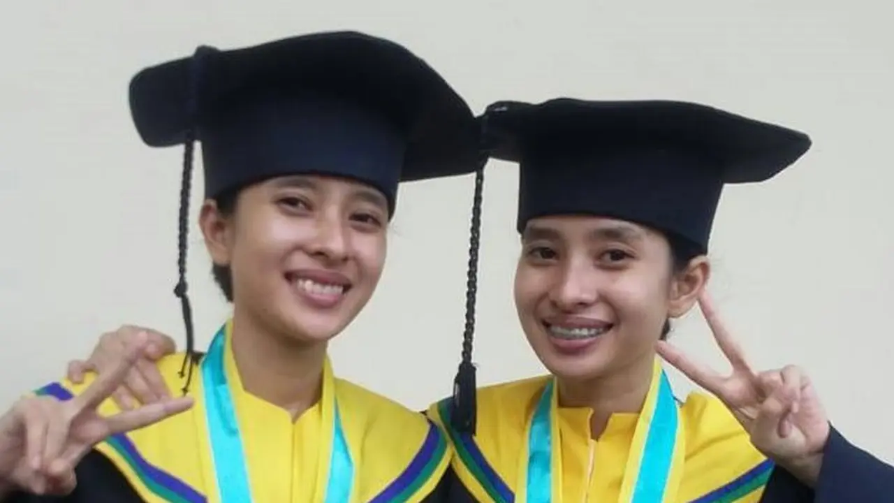 Andari dan Andani wisuda bareng di Unair Surabaya. (Dian Kurniawan/Liputan6.com)