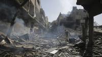 Dampak serangan Israel ke kamp pengungsi Nuseirat di Gaza. (AP/Jehad Alshrafi)