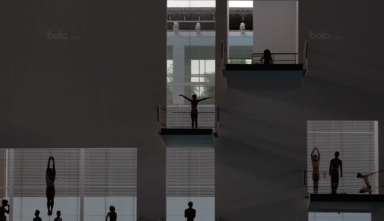 Aksi peloncat indah dari berbagai negara dalam rangka tes event cabang akuatik Asian Games 2018 di kolam renang Senayan, Jakarta yang akang berlangsung dari tanggal 5-15 Desember 2017.  (Bola.com/Peksi Cahyo)