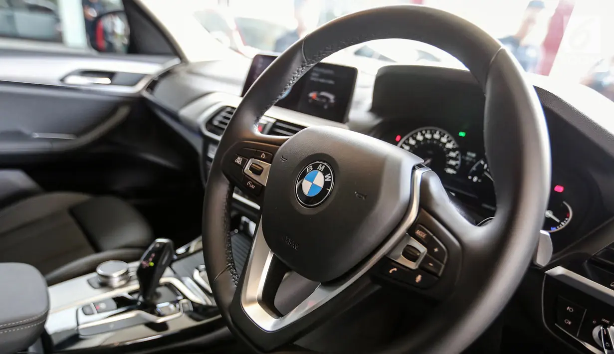 Bagian Interior depan BMW X3 sDrive20i terbaru sebelum test drive di Kawasan BSD, Tangerang Selatan, Banten, Rabu (20/3). Seri BMW X3 sDrive20i sangatlah tangguh dengan tampilan sporty, teknologi sasis yang ringan. merdeka.com/Dwi Narwoko)