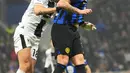 Bermain dengan kekuatan terbaik di formasi 3-5-2, Inter Milan baru mencetak gol pertama lewat titik penalti di menit ke-37. Hakan Calhanoglu membuat skor jadi 1-0 usai eksekusi penalti dengan sempurna. (AP Photo/Antonio Calanni)