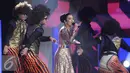 Penampilan Soimah saat Indonesian Dangdut  Award  2016  di Studio 6 Emtek, Jakarta, Rabu (9/11). IDA  2016 merupakan ajang pemberian penghargaan kepada mereka yang  berjasa dalam dunia musik  dangdut Indonesia. (Liputan6.com/Helmi Afandi)