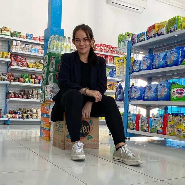 6 Potret Dewi Natalia Istri Mendiang Hilman Hariwijaya, Aktris Sinetron yang Baru Dinikahi Sebulan