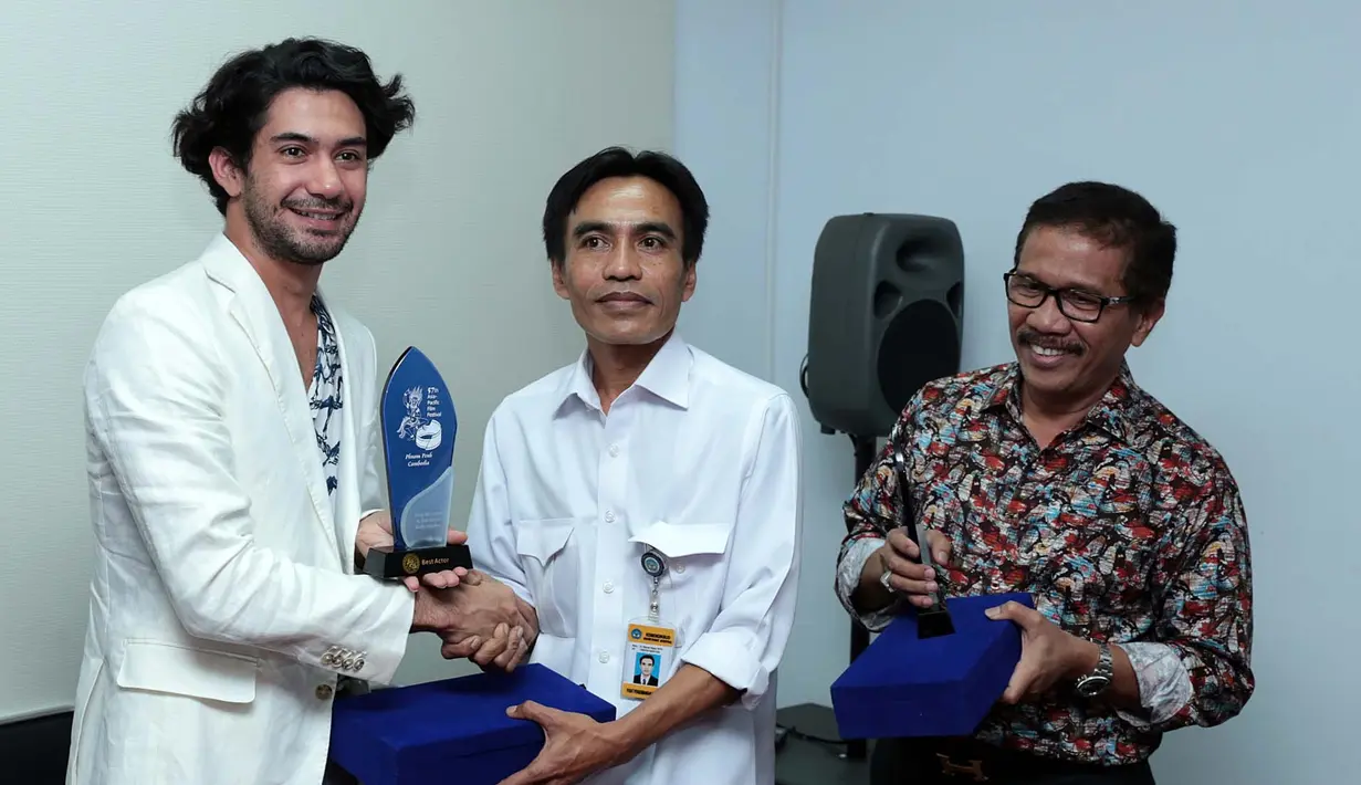 Belum lama ini, Reza Rahadian menyabet penghargaan bergensi di Asia Pasific Film Festival (APFF) ke-57. Acara yang berlangsung di Phom Penh, Kamboja, ia meraih dalam kategori Best Actor. (Deki Prayoga/Bintang.com)