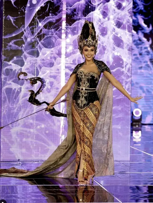 <p>Membawakan busana daerah, Harashta Haifa kenakan kostum bertemakan Srikandi Manah rancangan Intan Avantie. [Foto: Instagram/ @officialputeriindonesia]</p>