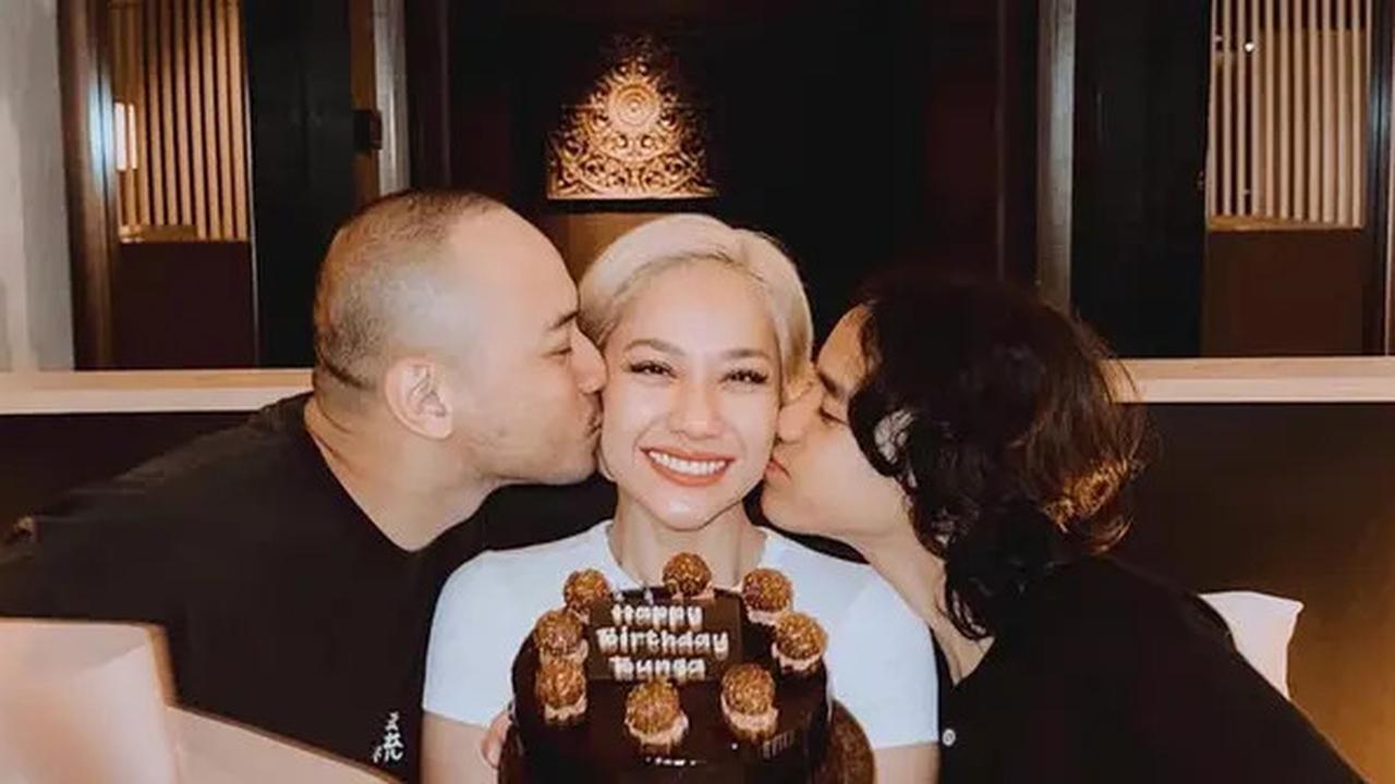 Potret Keseruan Momen Ulang Tahun Bunga Citra Lestari ke-42, Dapat Kejutan dari Suami, Anak hingga Para Sahabat