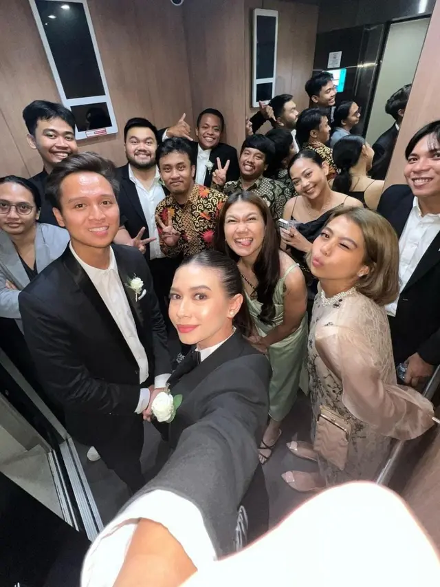 7 Potret Yuki Kato Jadi Groomsmen, Tetap Cantik dengan Gaya Maskulin