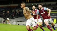 Gelandang West Ham United, Manuel Lanzini, merayakan gol indahnya ke gawang Tottenham Hotspur dalam lanjutan Liga Inggris 2020/2021. (AP photo/Matt Dunham, Pool)