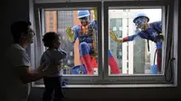 [VIDEO] `Superhero` Hibur Anak-anak di Jendela Rumah Sakit
