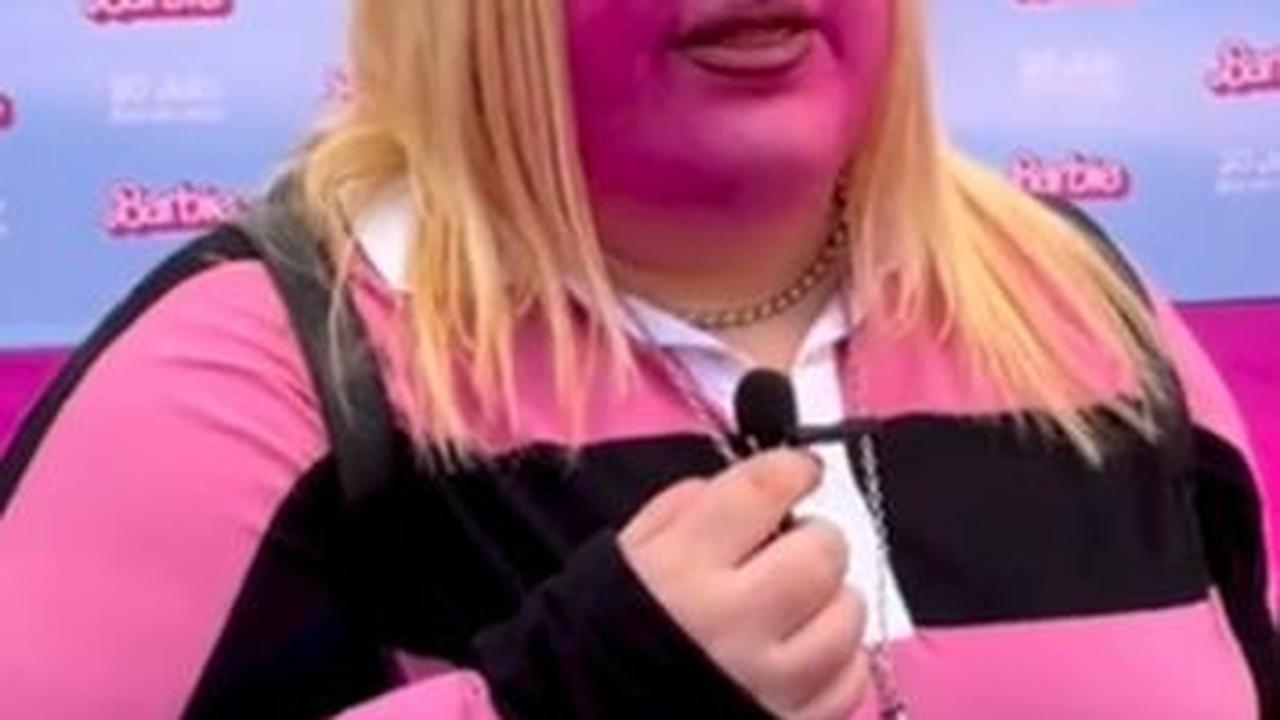 Seolah sangat cinta dengan Barbie, perempuan bertopi koboi ini tak ragu mewarnai wajahnya dengan warna pink terang. Selain wajah, ia juga mengenakan baju dengan dominasi warna pink.