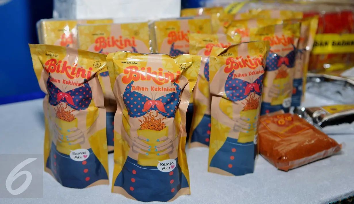 Sejumlah makanan ringan bihun kekinian (Bikini) diperlihatkan saat konferensi pers di Aula BPOM, Jakarta, Senin (8/8). Snack Bikini tersebut dapat masuk dalam kategori tidak memiliki izin edar dari BPOM. (Liputan6.com/Gempur M Surya)