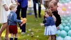 Pangeran George dan Putri Charlotte terlihat bergembira saat bermain pistol gelembung sabun dalam sebuah pesta untuk anak-anak di Government House di Victoria, British Columbia, Kanada, (29/9). (REUTERS/Chris Wattie)