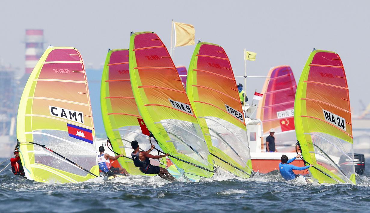 Para atlet perahu layar saat berlaga pada Asian Games di Ancol, Jakarta, Jumat (31/8/2018). (AP/Tatan Syuflana)