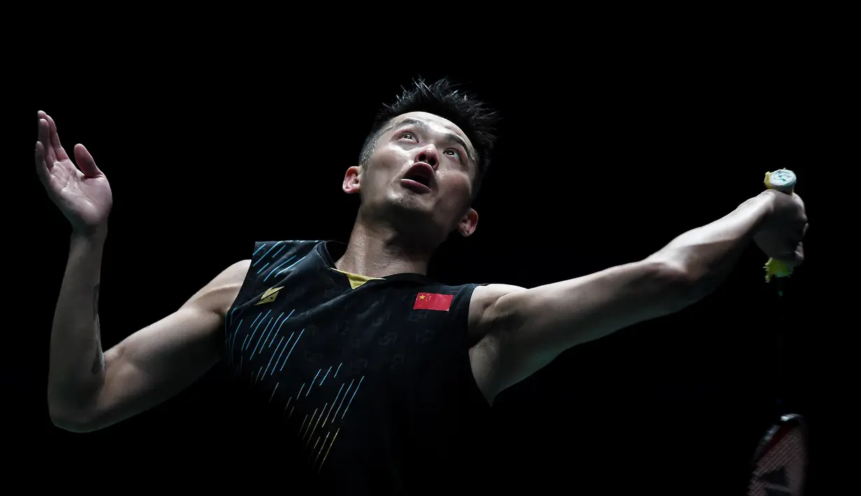 Lin Dan mengembalikan kok saat bertanding melawan Chen Long dalam turnamen bulu tangkis Malaysia Open di Kuala Lumpur, Malaysia, 5 April 2019. Pengunduran diri Lin Dan sebagai pebulu tangkis sekaligus menyudahi karier gemilangnya selama 20 tahun di Tim Nasional China. (SADIQ ASYRAF/AFP)