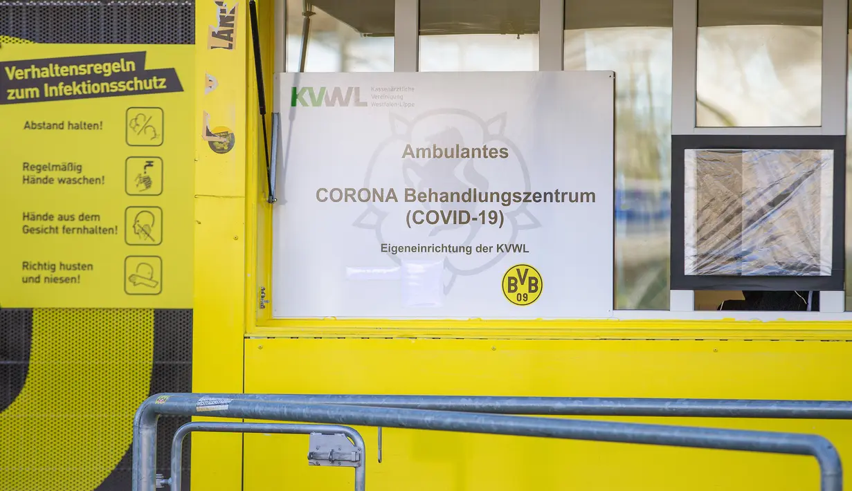 Informasi bertuliskan "pusat pengujian COVID-19" terlihat di luar pusat pengujian COVID-19 di stadion milik Borussia Dortmund di Jerman (3/4/2020). Stadion milik Borussia Dortmund dialihfungsikan menjadi tempat pusat pengujian COVID-19 mulai Sabtu (4/4). (Xinhua/Borussia Dortmund/Alexandre Simoes)