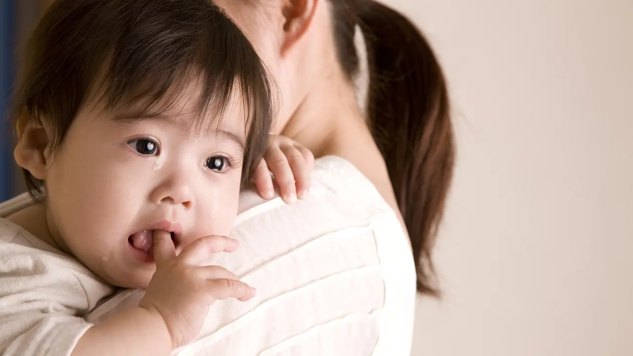 Ilustrasi bayi menangis karena sariawan (iStock)
