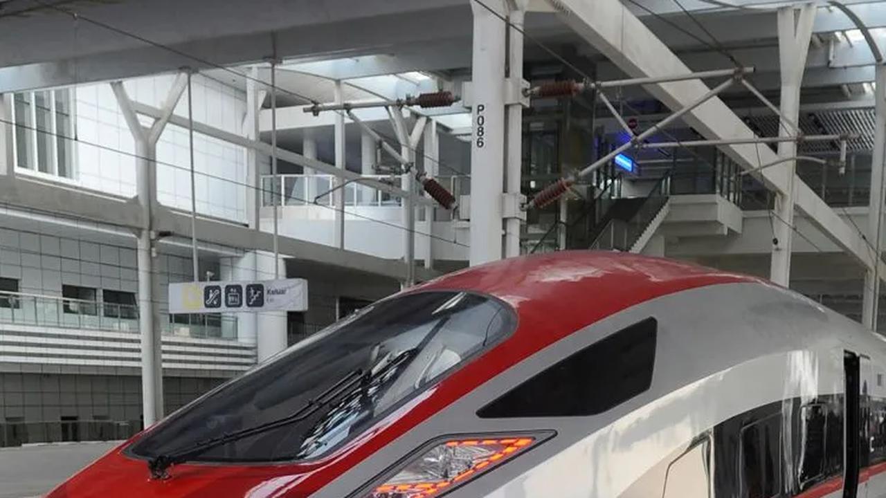 Diresmikan Jokowi, Kereta Cepat Jakarta-Bandung Whoosh Mulai Beroperasi Hari Ini