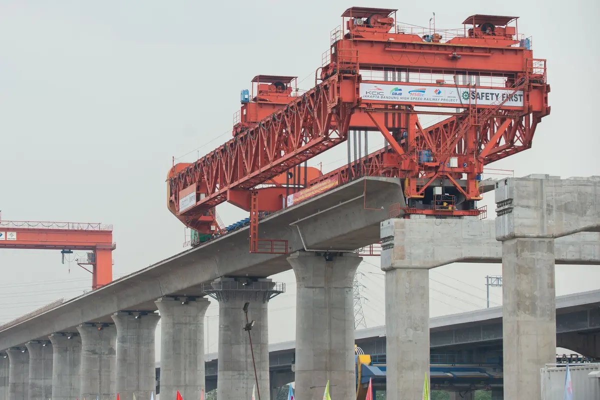Pemasangan Girder Kereta Cepat Jakarta - Bandung