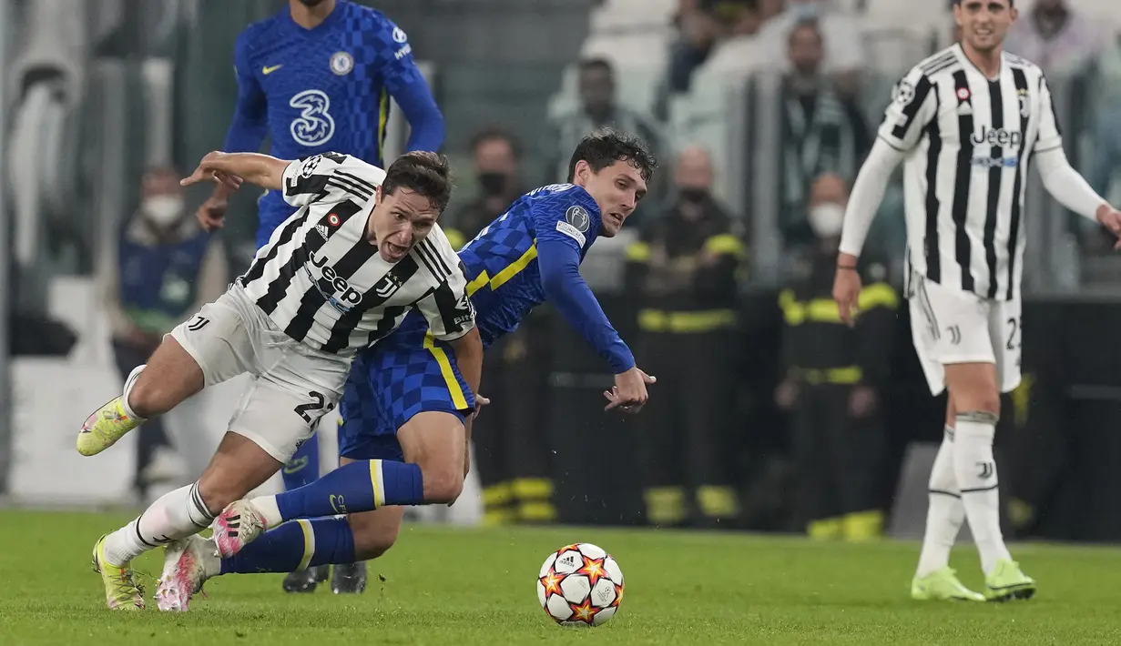 Giliran Juventus yang memiliki peluang pada menit ke-20. Federico Chiesa mampu merebut bola yang dikuasai Mateo Kovacic di daerah pertahanan Chelsea. Tembakan Chiesa masih melebar dari gawang Edouard Mendy. (AP/Antonio Calanni)