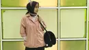 Belakangan ini muncul sejumlah selebriti yang mengubah penampilannya dengan memantapkan hati untuk berhijab. Dan kini nampaknya giliran Tantri Kotak, bahkan ia mendapatkan julukan lady rocker berhijab. (Instagram/tantrisyalindri)