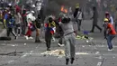 Demonstran bentrok dengan polisi selama protes anti-pemerintah di tengah perayaan Hari Kemerdekaan Kolombia, di Cali, Selasa (20/7/2021). Warga Kolombia kembali turun ke jalan ketika pemerintah secara resmi mengajukan RUU reformasi pajak $3,95 miliar kepada Kongres. (AP Photo/Andres Gonzalez)