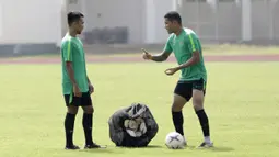 Pemain Timnas Indonesia, Beto Goncalves, berdiskusi dengan Muhammad Hargianto, usai latihan di Stadion Madya Senayan, Jakarta, Rabu (21/11). Latihan ini persiapan jelang laga Piala AFF 2018 melawan Filipina. (Bola.com/M. Iqbal Ichsan)