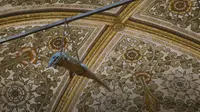Dekorasi buaya berusia 500 tahun yang tergantung di langit-langit Gereja Katolik Santuario Della Beata Vergine Maria Delle Grazie, Italia. (Dok. Tangkapan Layar YouTube Samu Inno Production)