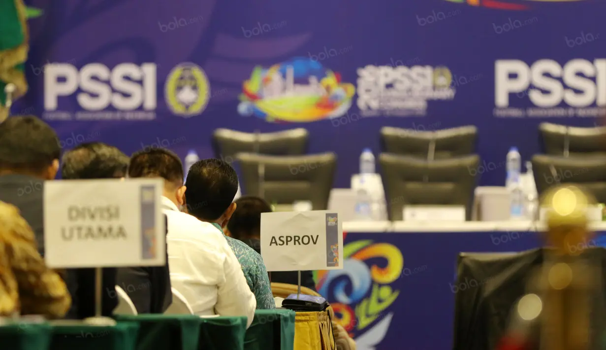 Peserta Kongres Luar Biasa PSSI yang berasal dari ASPROV memenuhi undangan pelaksanaan KLB di Hotel Mercure Ancol, Rabu (3/8/2016). (Bola.com/NIcklas Hanoatubun)
