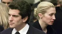 John F. Kennedy Jr. dan istrinya, Carolyn Besette Kennedy, keduanya kecelakaan pesawat dan meninggal dunia. (AP Photo)