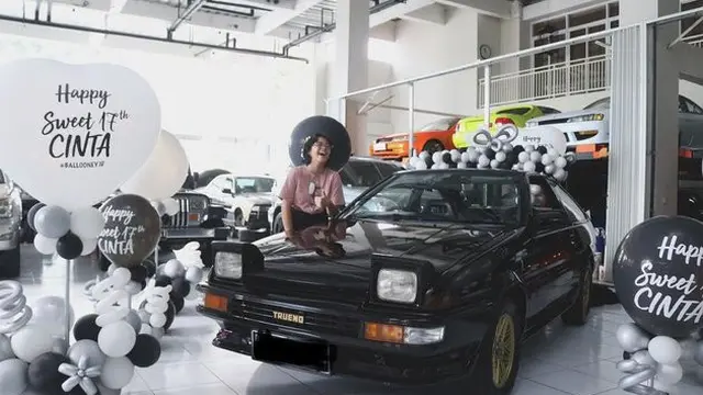 Momen Cinta Kuya Dapat Hadiah Mobil Sport Klasik. (Sumber: Instagram.com/astridkuya)