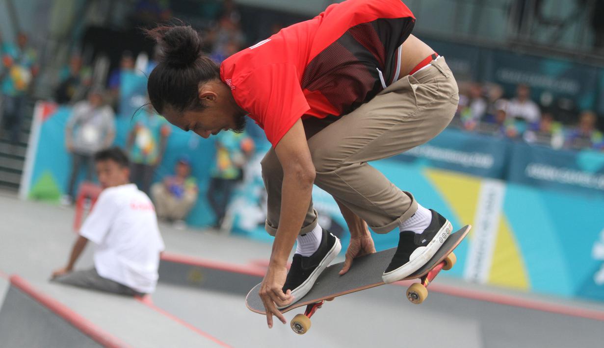 Skateboarder Indonesia, Pevi Permana Putra melakukan gerakan trik pada final taman putra Asian Games 2018 di arena roller sport Jakabaring, Palembang, Rabu (29/8). Pevi meraih medali perunggu dengan 67,00 poin. (ANTARA FOTO/INASGOC/Rahmad Suryadi)