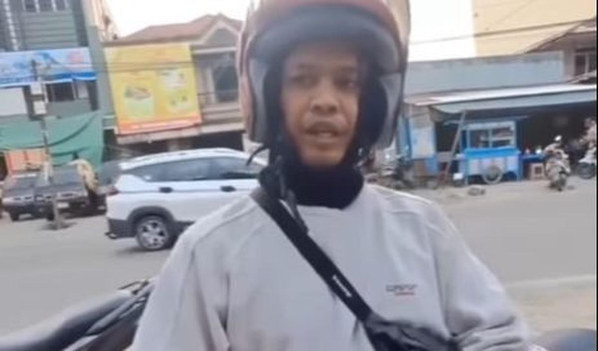 "Tadi malam ini (hilangnya). Lillahi Ta'ala," kata pemuda itu coba meyakinkan.<br>