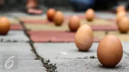 Warga etnis Tionghoa mencoba mendirikan telur ayam pada dalam perayaan Peh Cun di Pasar Lama, Kota Tangerang, Kamis (9/6).  Fenomena ini hanya terjadi satu tahun sekali yakni pada tanggal 5 bulan 5 penanggalan Imlek. (Liputan6.com/Fery Pradolo)