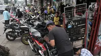 Montir memperbaiki motor di bengkel di Jalan Otista, Jakarta, Minggu (26/5/2019). Jelang Idul Fitri atau Lebaran, jumlah pelanggan bengkel motor di kawasan Otista meningkat, mulai dari menyervis mesin hingga membeli perlengkapan guna kesiapan mudik mendatang. (merdeka.com/Iqbal S. Nugroho)
