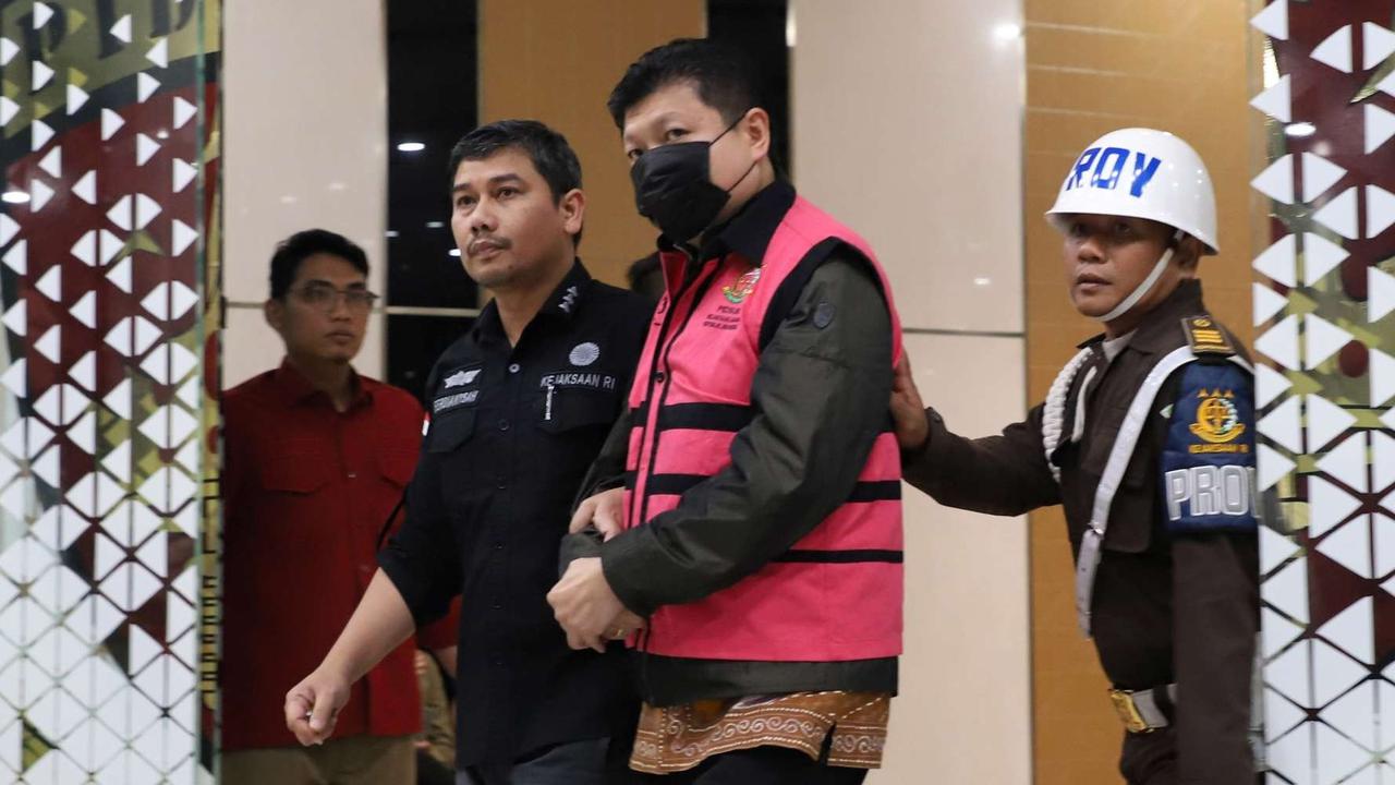 FOTO: Ekspresi Bos Sritex Iwan Lukminto Ditahan Kejagung, Bikin Negara Rugi Rp692 Miliar