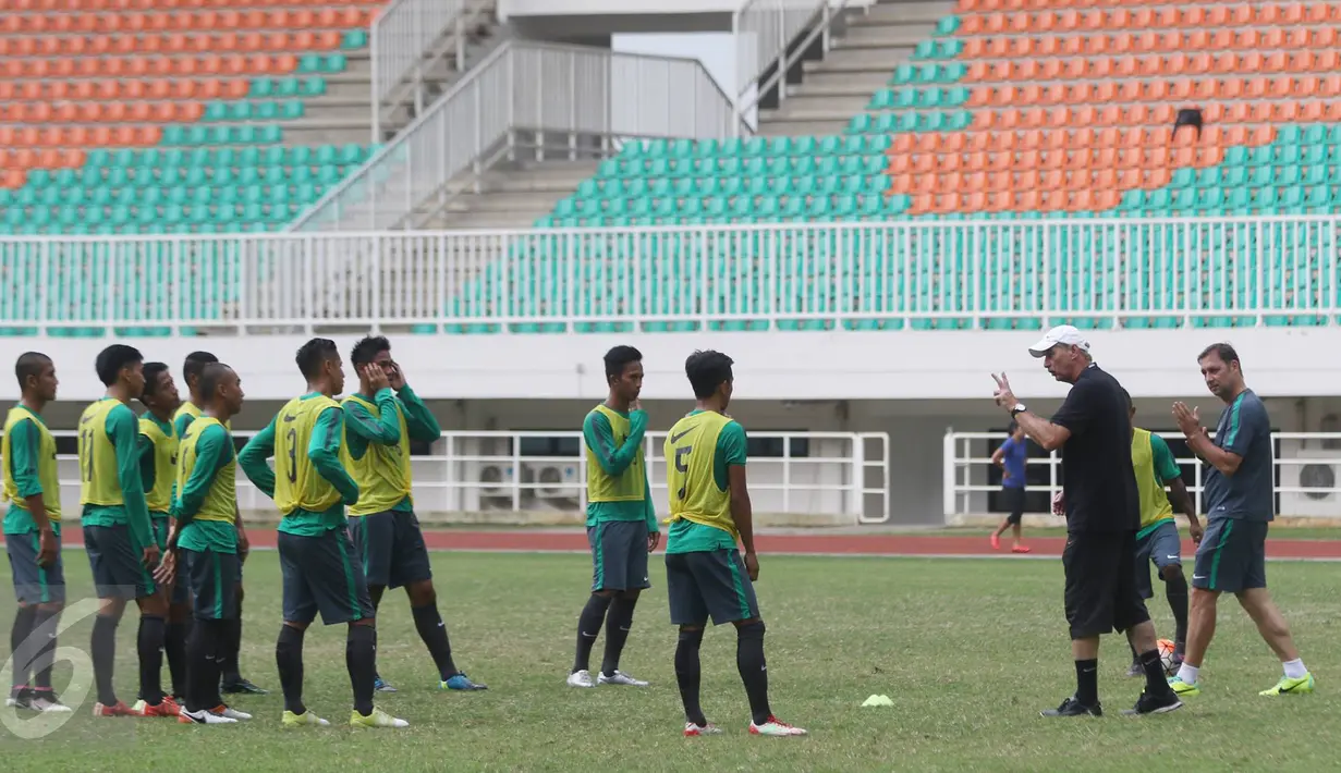 Pelatih Alfred Riedl (bertopi) saat menginstruksi pemain seleksi Timnas Indonesia gelombang kedua di Stadion Pakansari, Cibinong, Bogor, Jawa Barat, (16/8). ). Piala AFF 2016 akan diselenggarakan di Filipina dan Myanmar. (Liputan6.com/Immanuel Antonius)