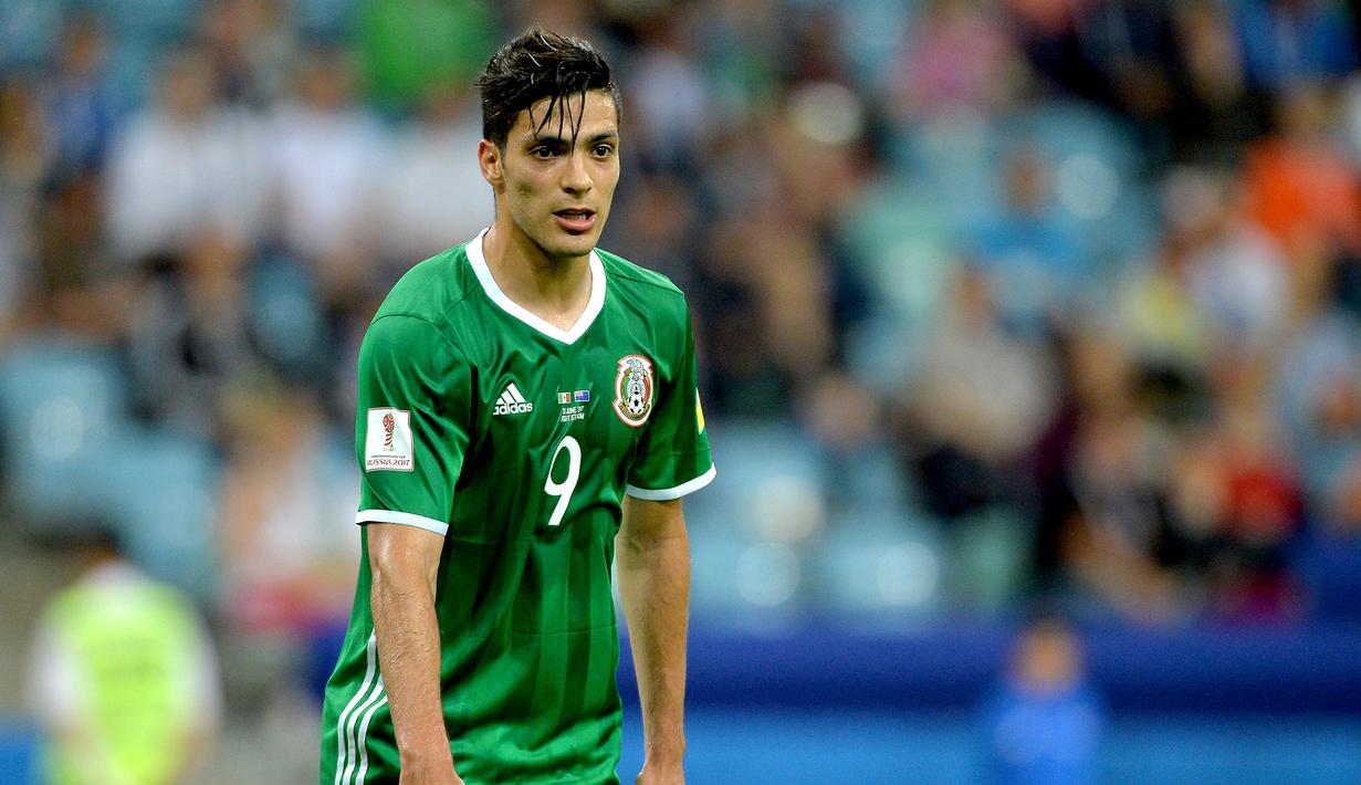 4. Raul Jimenez (Meksiko) -  Raul Jimenez diharapkan bisa menjadi pencetak gol ulung Meksiko. Namun striker Benfica tersebut hanya mampu mencetak satu gol dan tidak banyak berkutik ketika menghadapi negara yang lebih hebat. (EPA/Peter Powell)