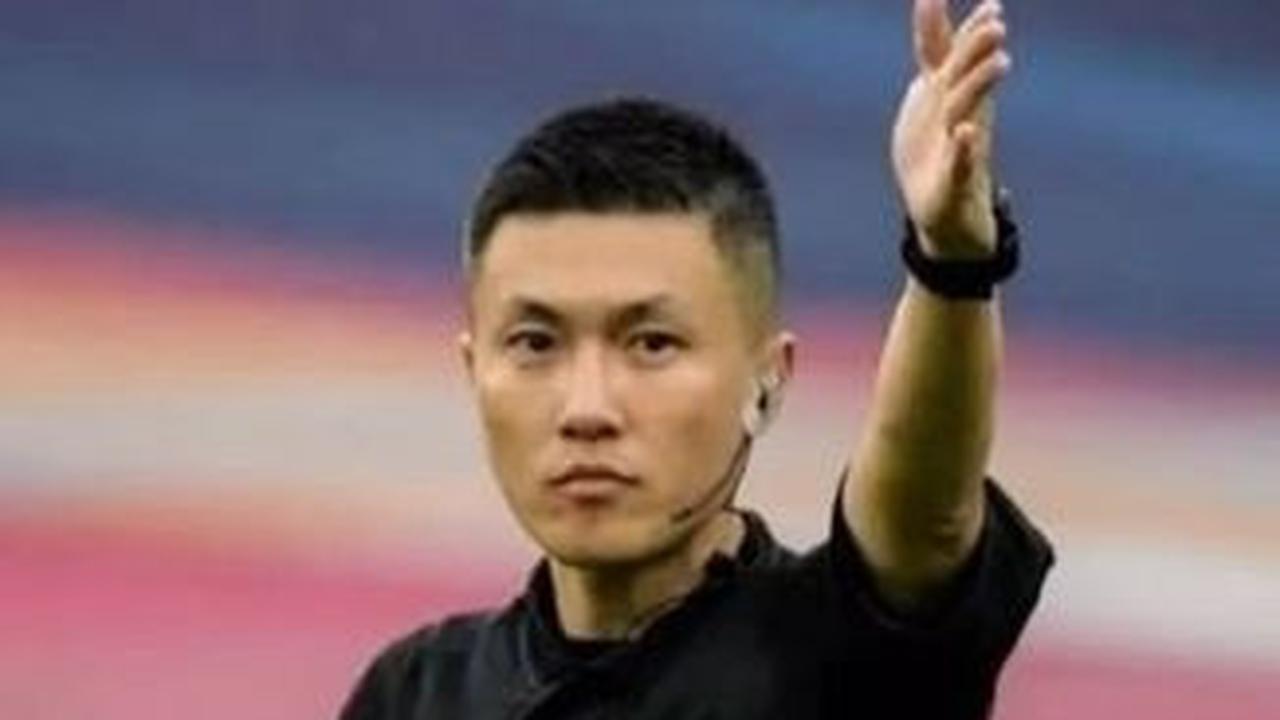 Melalui akun Instagram pribadinya @m.sabilul_alif, jenderal bintang satu itu mengunggah foto wasit yang diketahui bernama Shen Yin Hao.