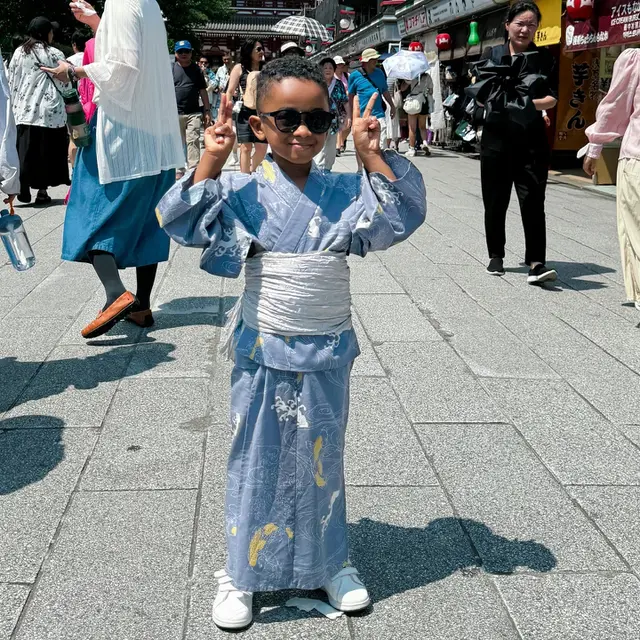 7 Potret Kimmy Jayanti Liburan di Jepang, Anakny Tampil Gaya Pakai Kimono