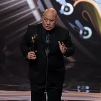 "Pastinya bahagia, yang harusdiingat, ini saya posisikan untuk warkop. Tanpa mereka, Mas Dono dan Mas Kasino saya bukan siapa-siapa," ucap Indro di studio 6, Emtek, Jakarta Barat, Minggu (22/10/2017). (Deki Prayoga/Bintang.com)