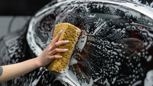 Tips Menghilangkan Noda Air dan Jamur di Kaca Mobil