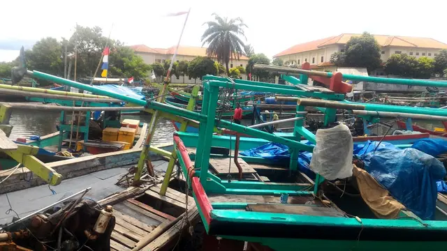 Ribuan nelayan di Cilacap Libur melaut akibat munculnya gelombang tinggi di perairan selatan Jawa dan Samudera Hindia. (Foto: Liputan6.com/Muhamad Ridlo)
