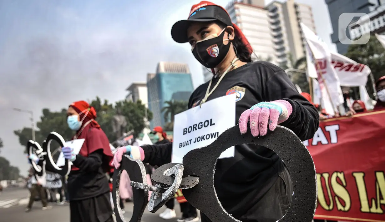 Massa buruh membawa replika Borgol Untuk Jokowi saat aksi di kawasan Patung Kuda, Jakarta, Selasa (10/11/2020). Massa buruh juga memperingati para pahlawan dari kelas pekerja yang telah gugur memperjuangkan haknya. (merdeka.com/Iqbal S. Nugroho)