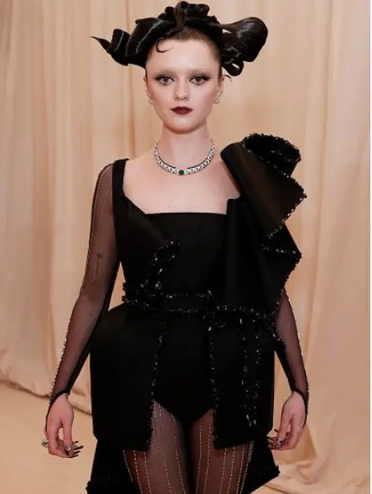 Maisie Williams memakai kalung Cartier [Sur]naturel High Jewelry  (Foto: Cartier)